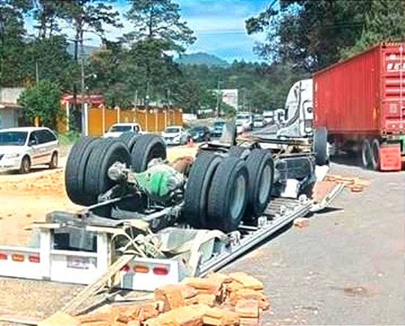 ¡VOLCÓ TORTON CARGADO CON BLOCK EN LA JOYA!