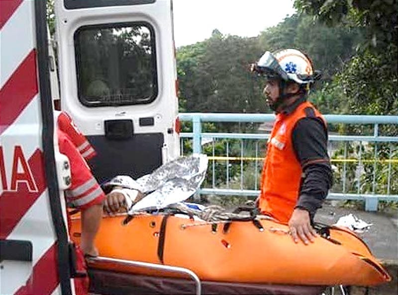 ¡OBRERO SE TIRÓ DEL PUENTE PARA SUICIDARSE!