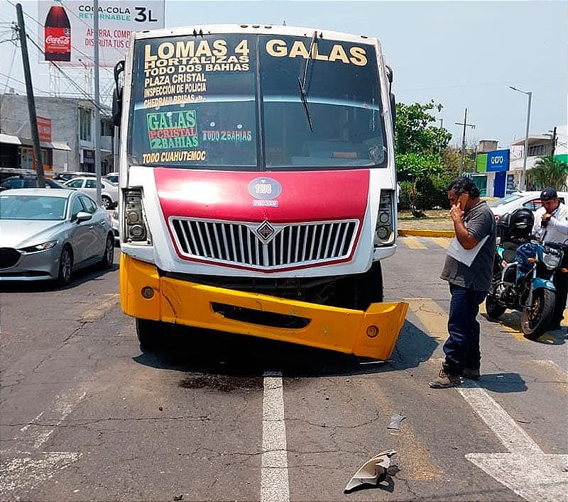 ¡DOS HERIDOS DEJA CHOQUE DE CAMIONETA CONTRA CAMIÓN URBANO! - *EN CUAUHTÉMOC Y J.P. SILVA