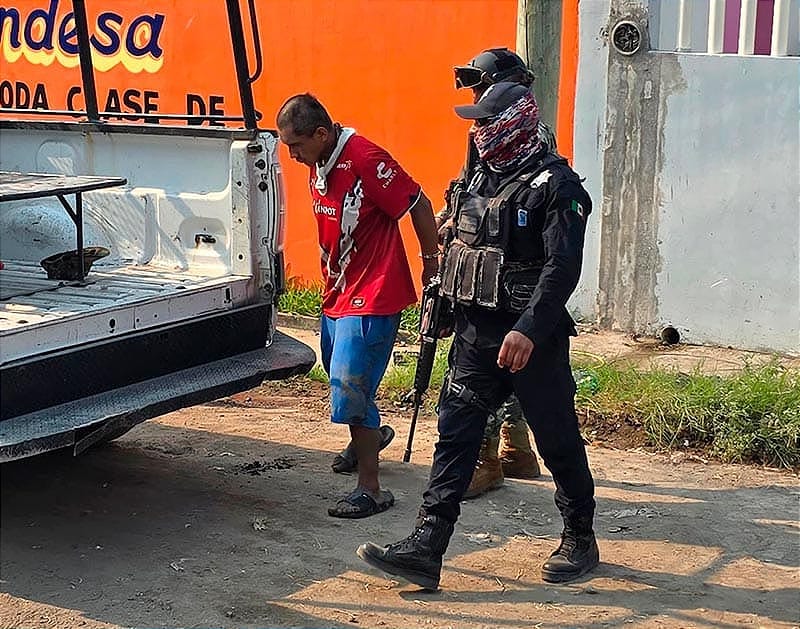 ¡LO AGARRAN A COCOTAZOS! - *Vecinos lo Cachan y Se les Puso Agresivo *Otro Amarrado al Poste