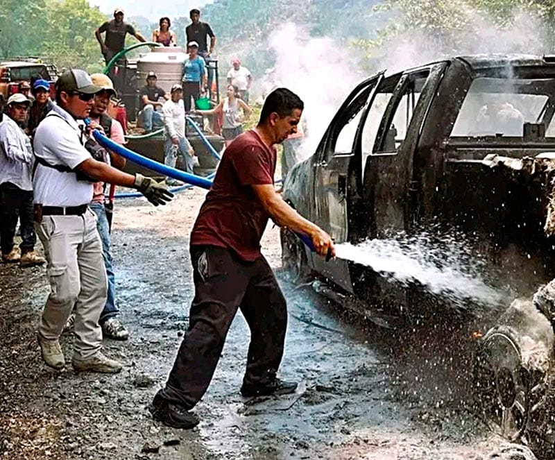 ¡ACABA CARBONIZADA LA PICKUP! - *PASAJEROS CON QUEMADURAS