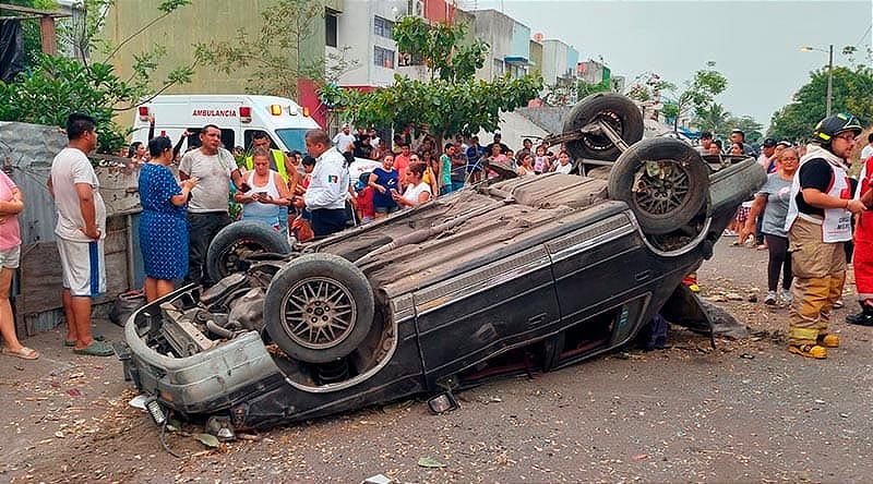 ¡SALE VOLANDO Y CAE SOBRE MAMÁ Y SU HIJA! - *QUE POR FALLA MECÁNICA CAYÓ DESDE UN DESNIVEL