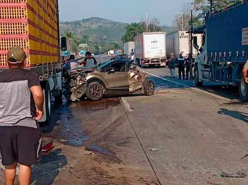 ¡FRENÓ LLEGANDO A LA CASETA, EL TRAILERO NO! - *DOS HERIDOS Y PERDIDA TOTAL DE LA CAMIONETA *LA VERACRUZ-CÓRDOBA