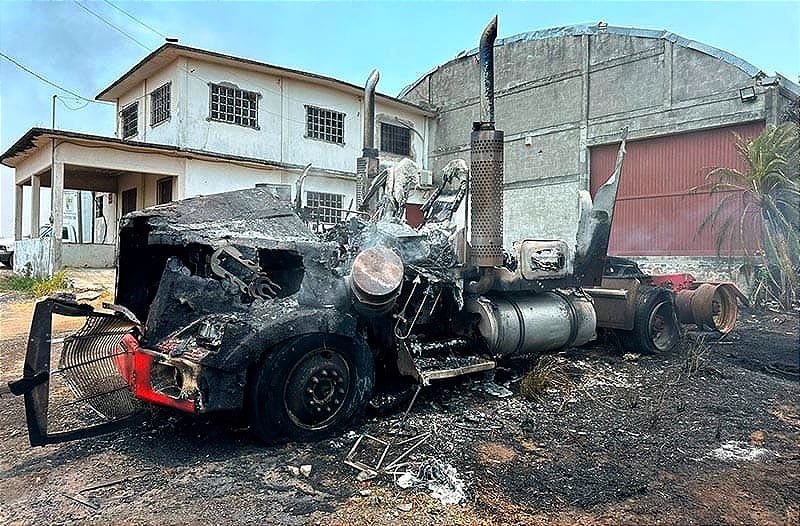 ¡VEHÍCULOS CARBONIZADOS POR VORAZ INCENDIO! - *PATIO DE MANIOBRAS EN SAN JULIÁN