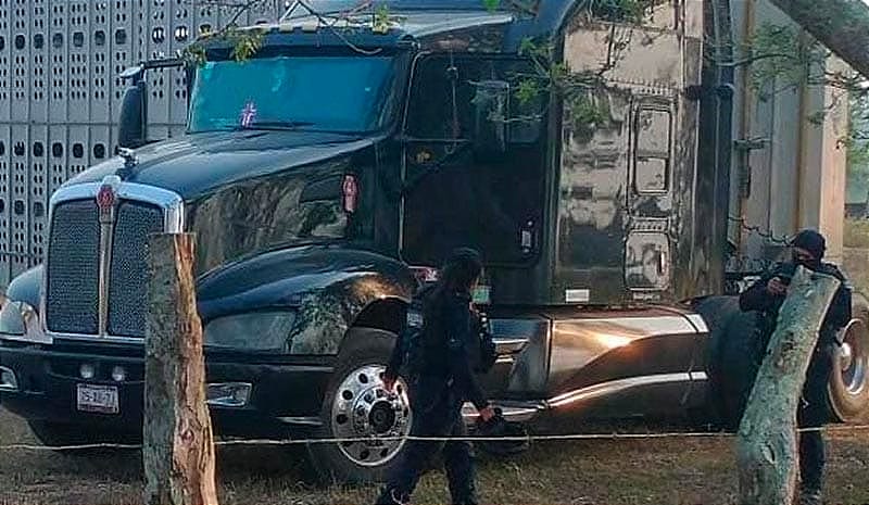 ¡COMANDO EJECUTA A TRAILERO EN TUXPAN! - *Llegaron en seis camionetas a un rancho y sin decir palabra lo acribillaron en la cabina del tráiler