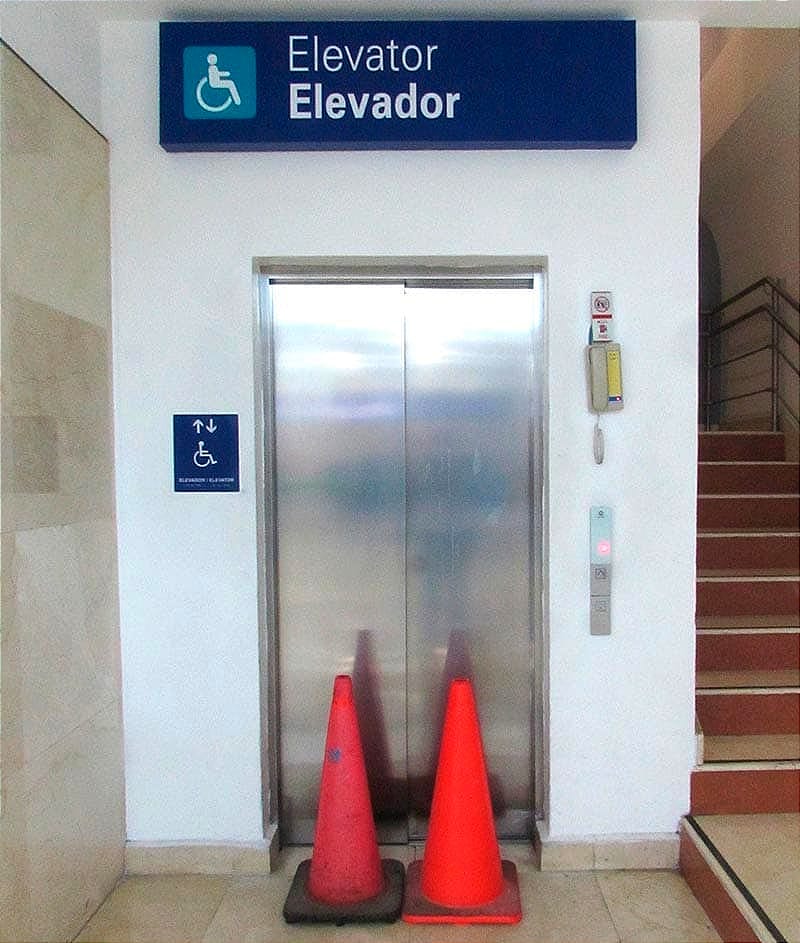 ¡ATRAPADO EN EL ELEVADOR DEL AEROPUERTO! - *AGENTE DE GN