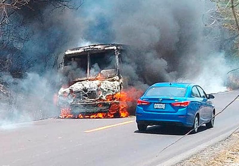 ¡ARDE AUTOBÚS DE PASAJEROS EN LA CARRETERA CARDEL-POZA RICA!