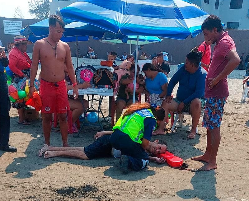 ¡RESCATE EN LA PLAYA DEL BULEVAR VICENTE FOX! - *SE LES PERDIÓ DE VISTA