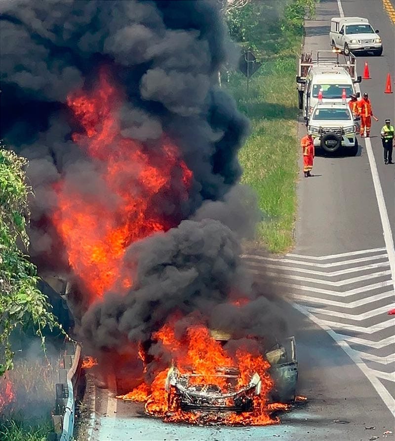 ¡ARDE UN AUTOMÓVIL EN AUTOPISTA DE TUXPAN!