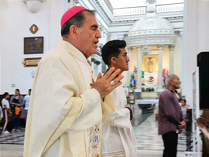 ¡LE REGRESAN EL ANILLO AL OBISPO! - *Un ladrón se lo arrebató en las Cumbres de Maltrata