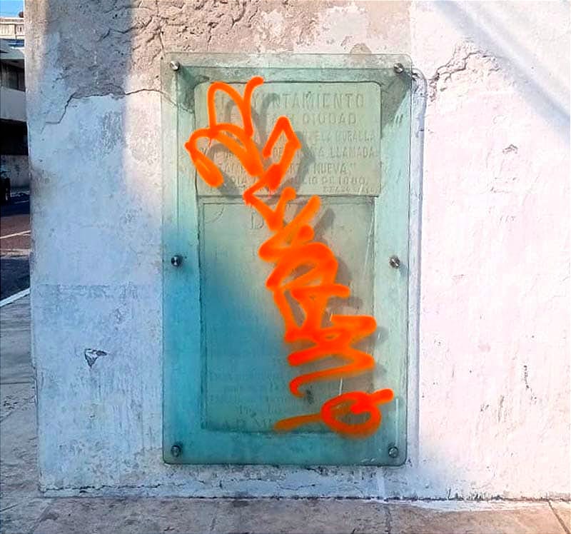 ¡VANDALIZAN PLACA DE LA MURALLA! - *Data de 1880, Vecinos Culpan a los “Ocupantes” de la Antigua Casona de Puros “La Prueba”