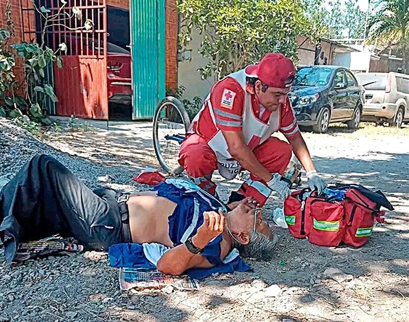 ¡LO TIRA DE LA BICI EL GOLPE DE CALOR!