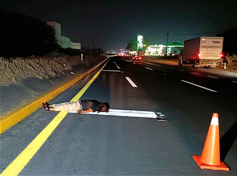 ¡CRUZABA LA CARRETERA PARA IR A SU CASA! - *SALIDA NORTE