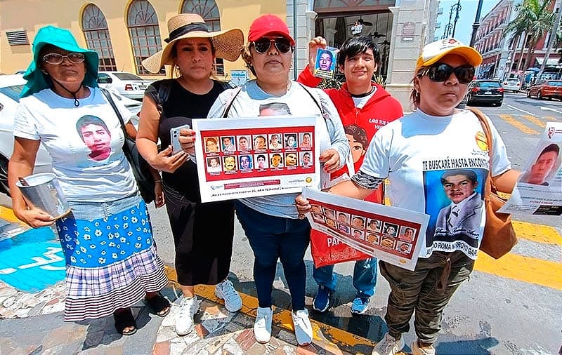 ¡BUSCAN SUS DESAPARECIDOS! - *Pegan carteles en el Centro Histórico  *Son del Colectivo Solecito