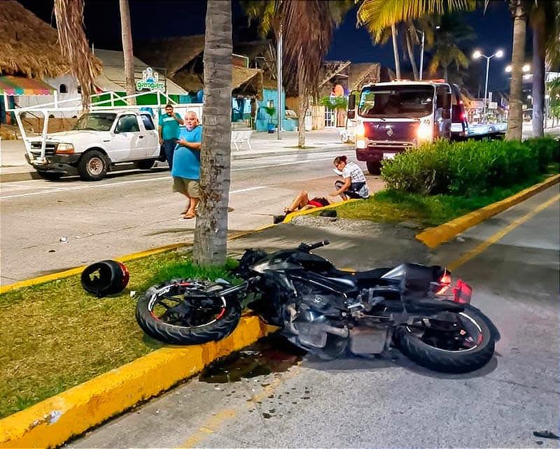 ¡MOTORIZADO CHOCÓ CON PALMERA EN EL BULEVAR!