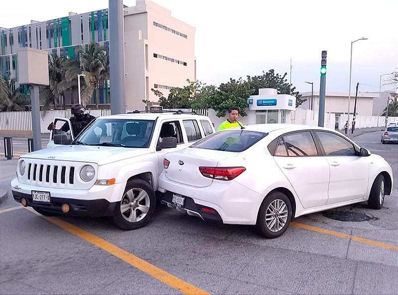 ¡COLISIONA CON AUTO Y SE QUEDÓ DORMIDO!