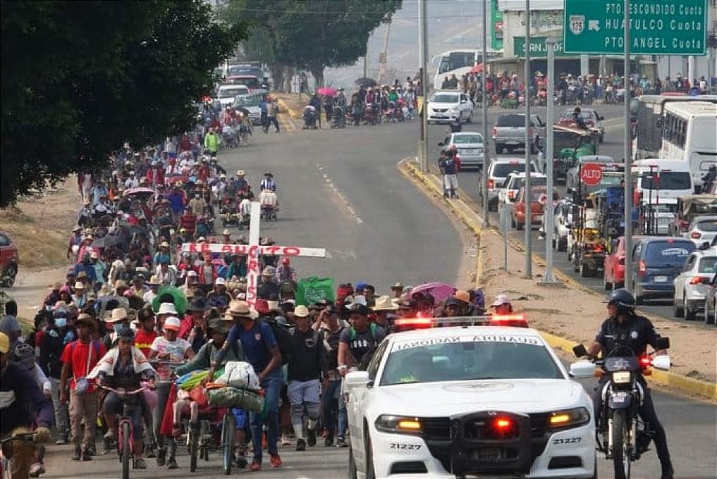 ¡LLEGA LA CARAVANA MIGRANTE A OAXACA Y LES DAN SOMBRILLAS DE CLAUDIA SHEINBAUM!