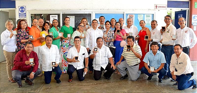 RECONOCIMIENTOS POR SUS AÑOS DE SERVICIO EN LAS AULAS...