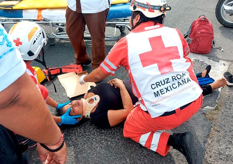 ¡ENCONTRONAZO DEJA FRACTURADA A MADRE DE FAMILIA!