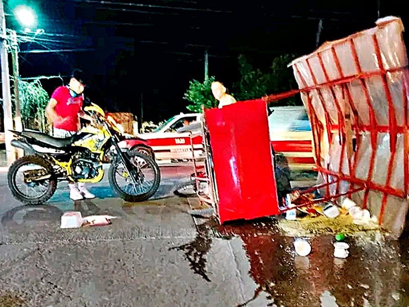 ¡SALE A PASEAR EN SU MOTO Y CHOCA CONTRA PUESTO DE ESQUITES! - CLIENTES Y TRABAJADORA SE LLEVAN UN SUSTOTE