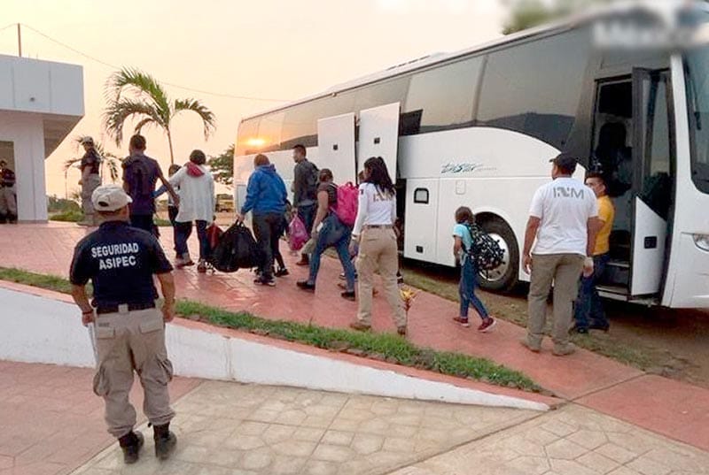 ¡ASEGURAN AUTOBÚS DE TURISMO CON 82 MIGRANTES!