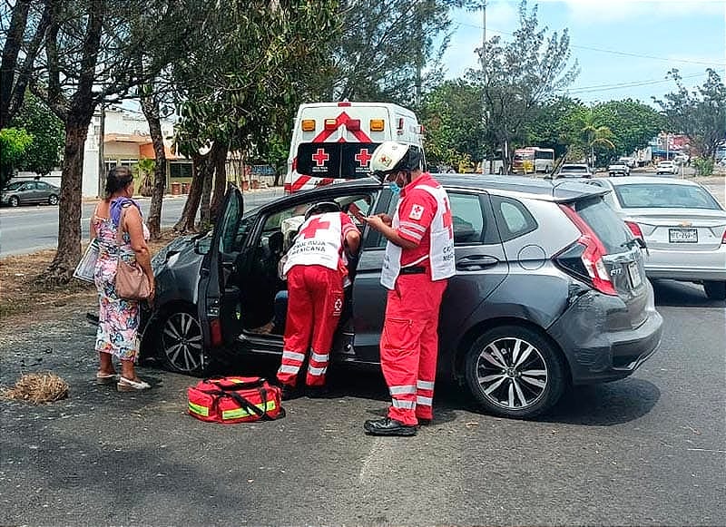 ¡PIERDE LA BRÚJULA Y SE IMPACTA CONTRA UN ÁRBOL! - APARATOSO ACCIDENTE EN COLONIA LOS PINOS