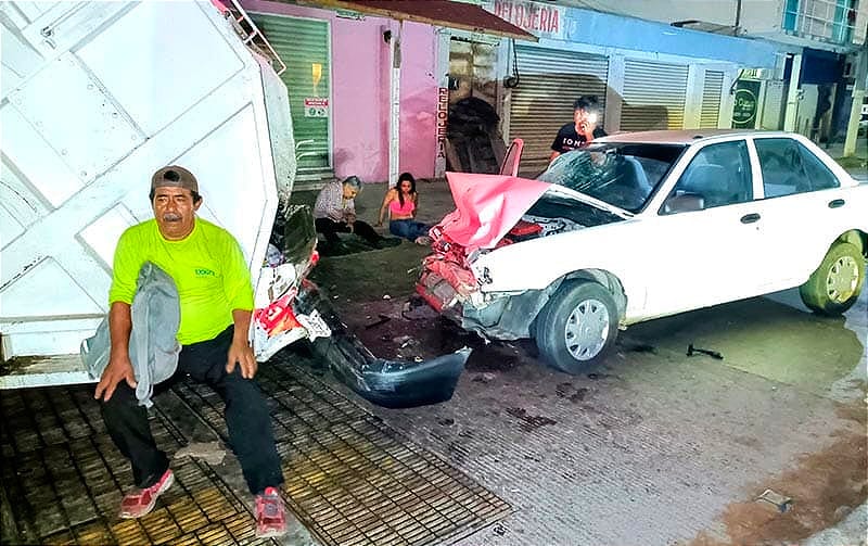 ¡BORRACHAZO: 4 HERIDOS! - *SE IMPACTAN CON LA PARTE TRASERA DEL CAMIÓN RECOLECTOR DE BASURA