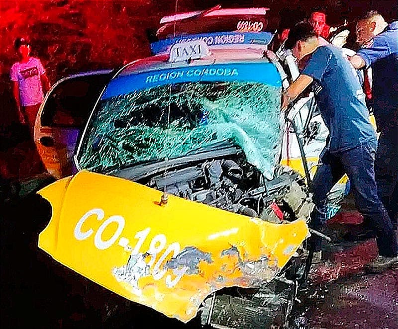 ¡TAXISTA CORDOBÉS MUERE PRENSADO! - *Dos heridos más en el encontronazo