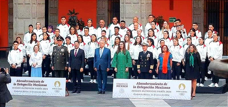 ¡ABANDERA AMLO A DELEGACIÓN MEXICANA QUE VAN A PARIS!