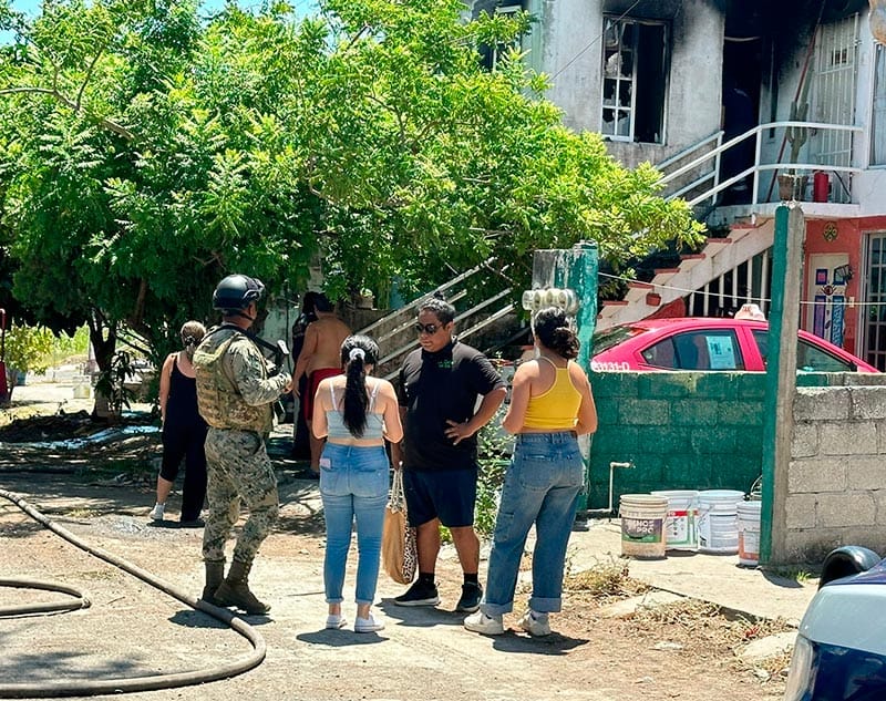 ¡APAGAN INCENDIO Y SALVAN A VECINA Y AL GATO CHESTER! - SE QUEMA CASA EN EL COYOL 5