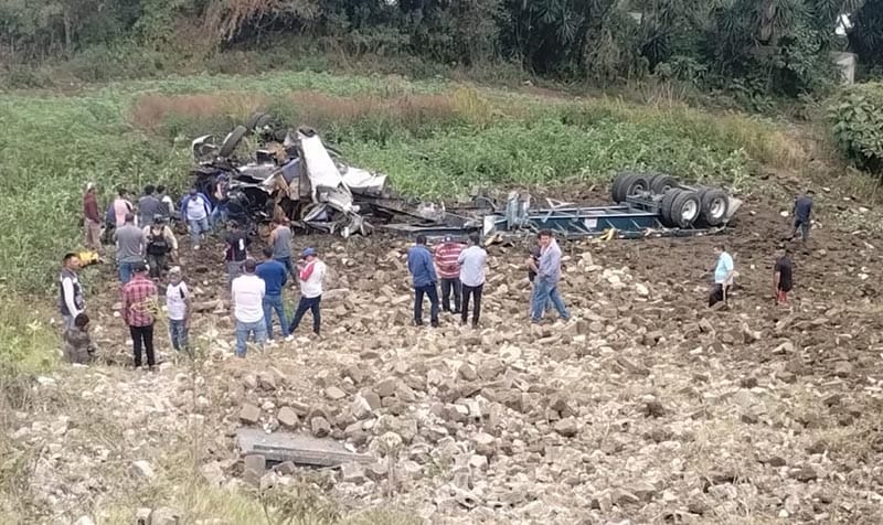 ¡TRÁILER SE QUEDÓ SI FRENOS Y ARROLLÓ UN AUTOMÓVIL!