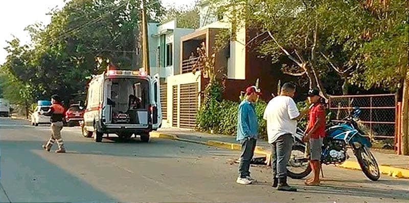 ¡TRES JÓVENES CHOCAN SU MOTO CONTRA TAXI!