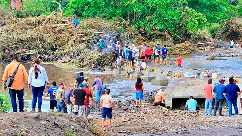 ¡SE LLEVA EL RÍO LIMONES EL PUENTE DE SOLEDAD! - AHORA YA VAN A LIMPIAR LA PALIZADA