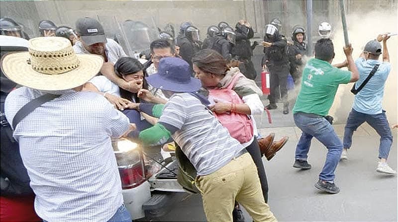 ¡CHOCA POLICÍAS CON MAESTROS FRENTE A PALACIO NACIONAL!