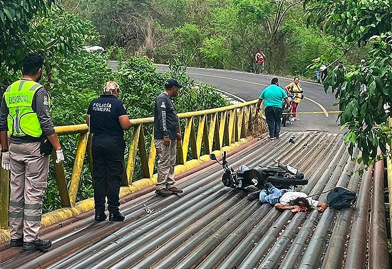 ¡SE PARTE LA CABEZA EN EL PUENTE! - LA FALTA DEL CASCO FUE MORTAL