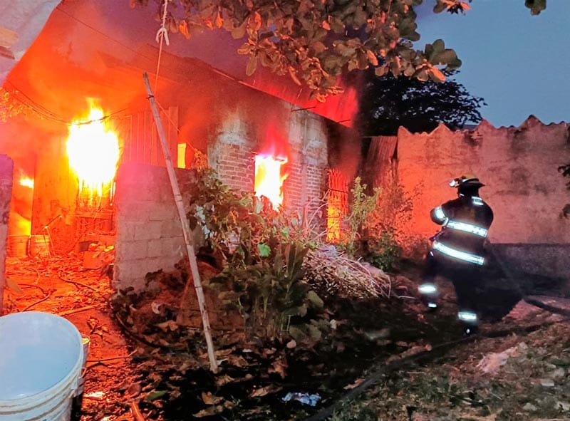 ¡LES PRENDEN LA CASA MIENTRAS DORMÍAN! - *El humo provocó que despertaran y se pudieran salir de la vivienda