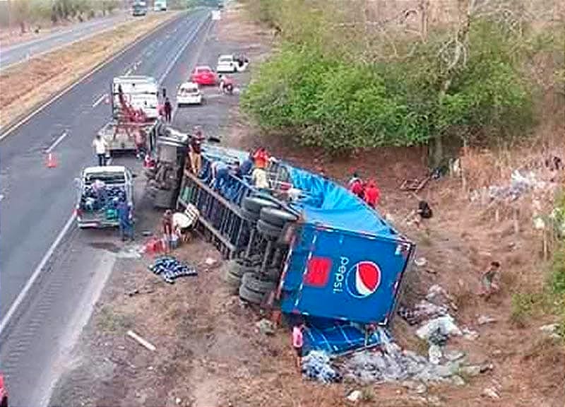 ¡VUELAN LOS REFRESCOS! - LA CÓRDOBA-VERACRUZ *Sin conocerse las causas del accidente