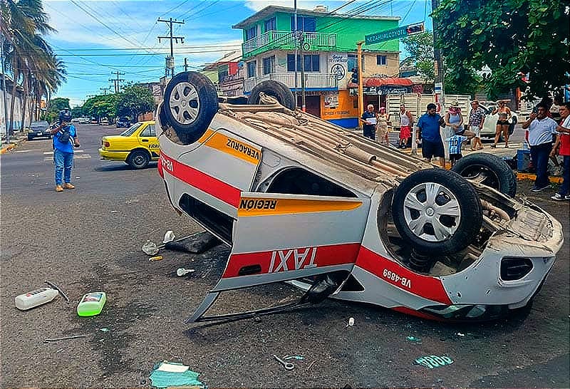 ¡LLANTAS PA'RRIBA! - TAXI VS CAMIONETA *HERNÁN CORTES Y NEZAHUALCÓYOTL