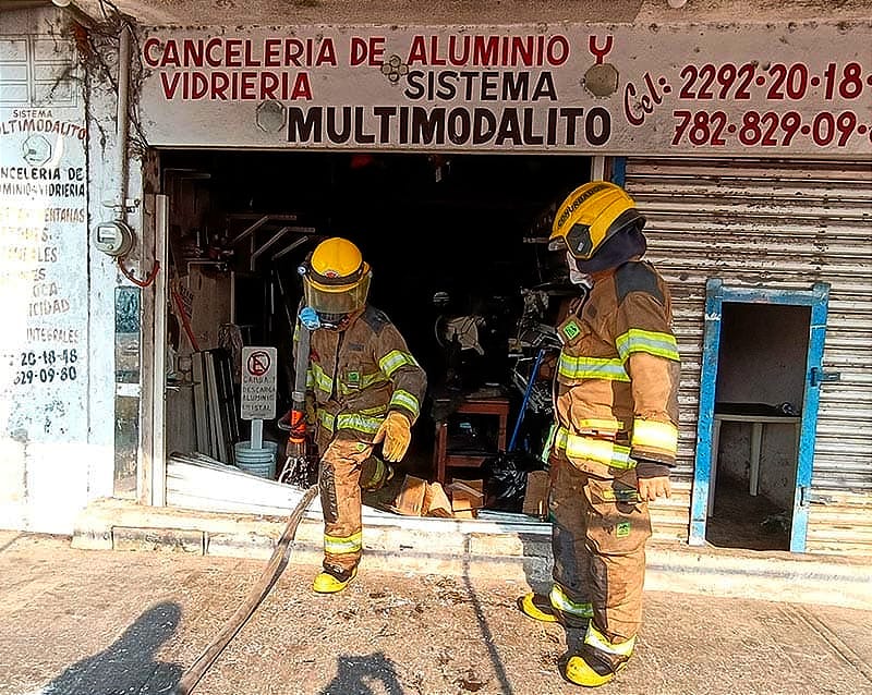 ¡POR UNA VELADORA SE CHAMUSCA EL TALLER DE CANCELERÍA!