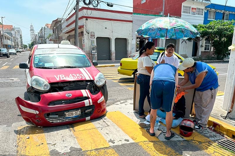 ¡TAXISTA ARROLLÓ A MUJER EN MOTONETA!