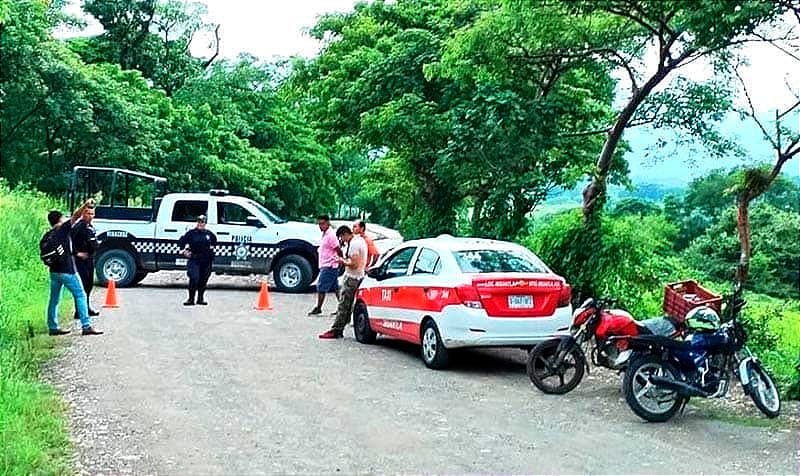 ¡LOCALIZAN SIN VIDA A UNA PAREJA EN UN VEHÍCULO EN MISANTLA!