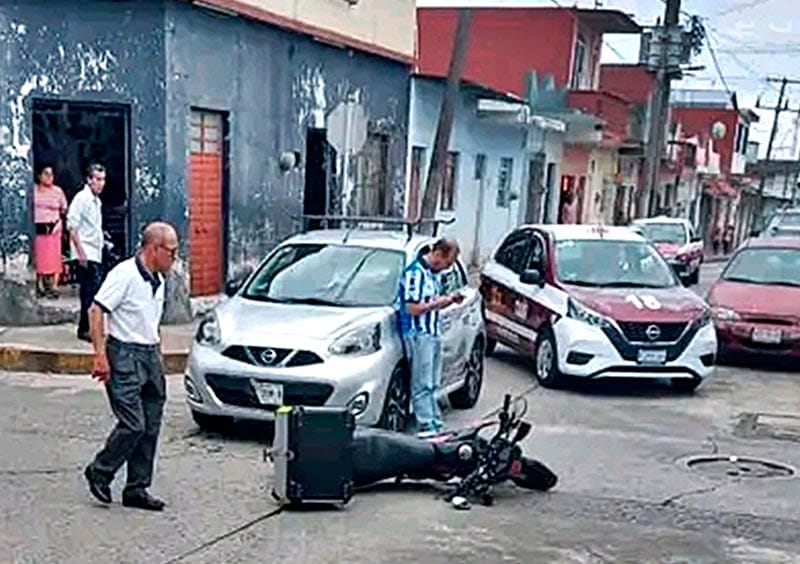 ¡MOTO-REPARTIDOR DE COMIDA ATROPELLADO POR AUTO JAPONÉS!