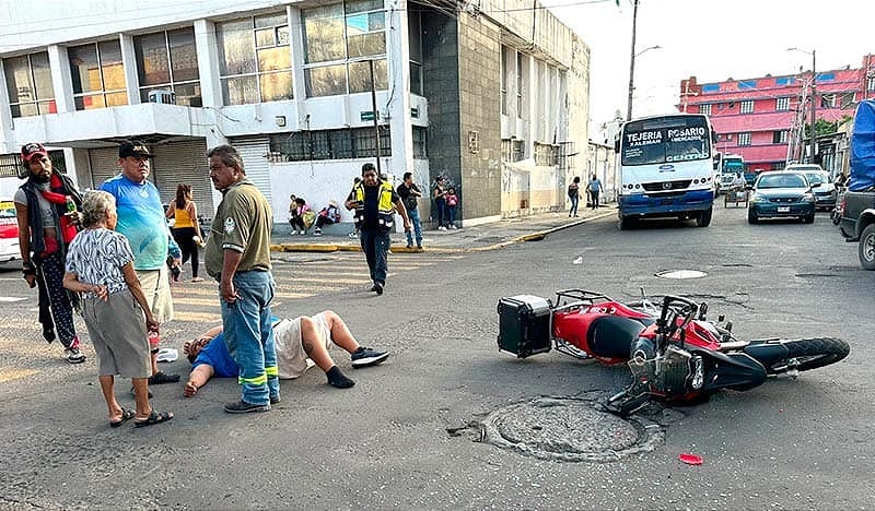 ¡SE CRUZA Y SE LE IMPACTA UN MOTOCICLISTA! - PASO Y TRONCOSO Y GONZÁLEZ PAGÉS