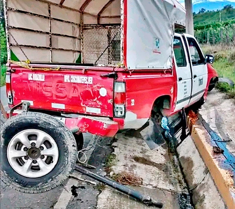 ¡DELINCUENTES ROBAN CAMIONETA COLECTIVA Y SE ESTRELLAN CONTRA POSTE!