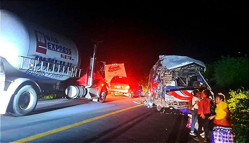 ¡15 HERIDOS EN CARRETERAZO! - AUTOBUSES EN UN REBASE SE IMPACTARON DE FRENTE *COSTERA DEL GOLFO