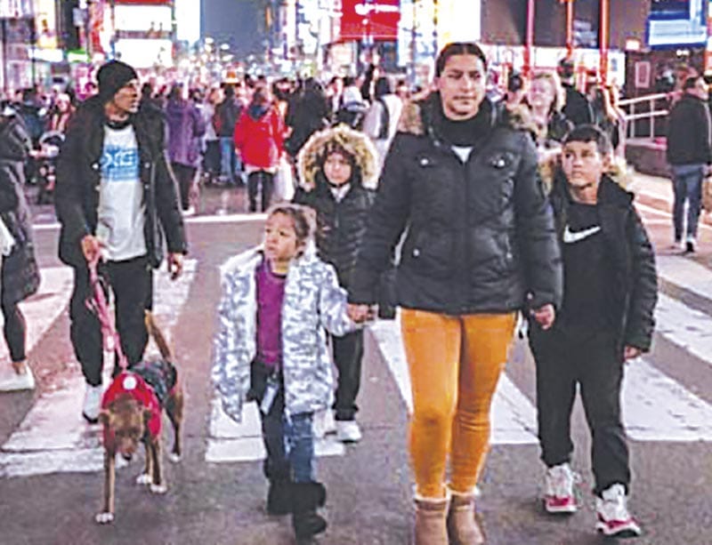 ¡FAMILIA VENEZOLANA  Y SU PERRITA RECORREN 8 MIL KILÓMETROS Y  OCHO PAÍSES PARA LLEGAR A NUEVA YORK!