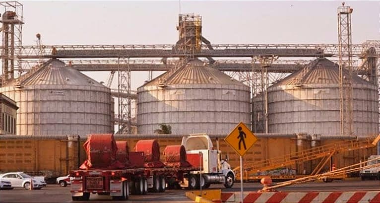 ¡SUPERVISOR PIERDE LA VIDA EN EL RECINTO PORTUARIO! - LE CAYERON ENCIMA TONELADAS DE MAIZ DE UN SILO