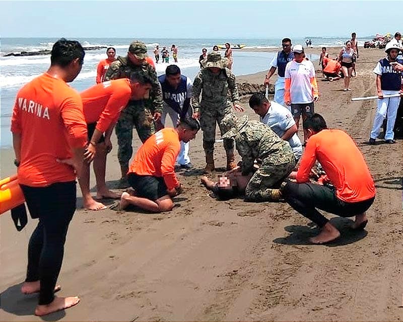 ¡RESCATAN A MARINO MILITAR A PUNTO DE MORIR AHOGADO EN CHACHALACAS!