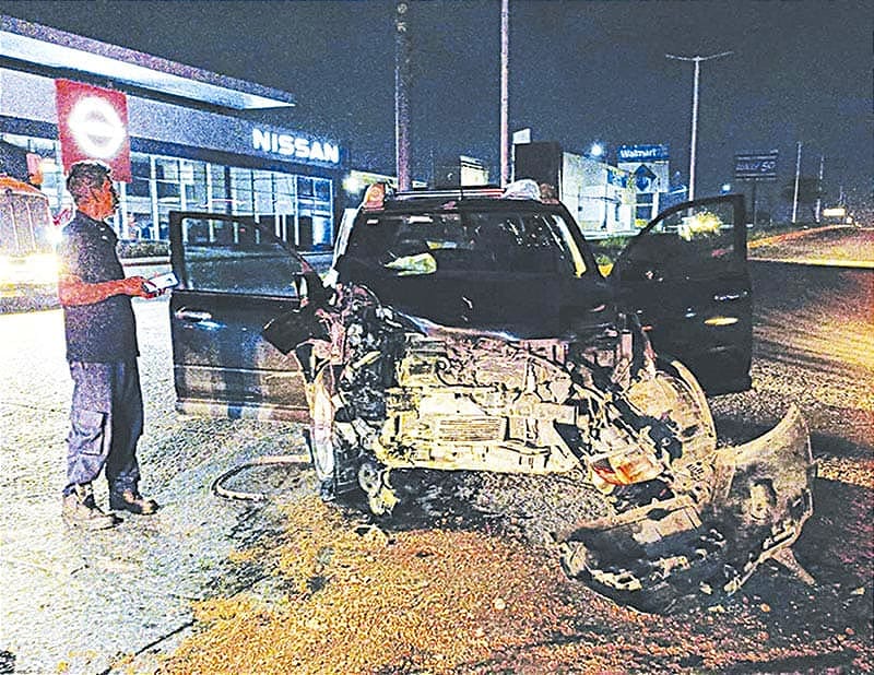 ¡SE LE ATRAVIESA UN “MONSTRUO”! - *SALIDA NORTE *El conductor se salva de milagro, aunque resultan heridos los tripulantes de la camioneta