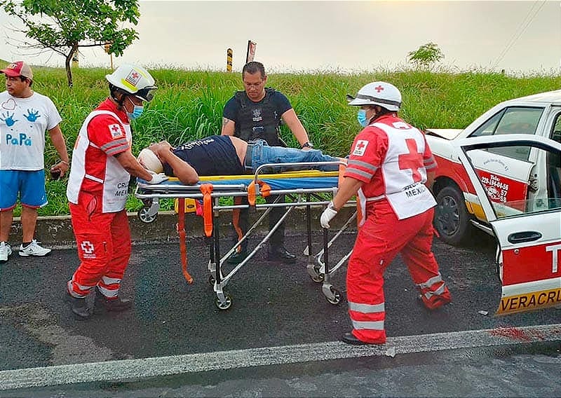 ¡SE SALVÓ DE MILAGRO! - AL REINCORPORARSE SIN PRECAUCIÓN, UN TRÁILER LO EMBISTIÓ